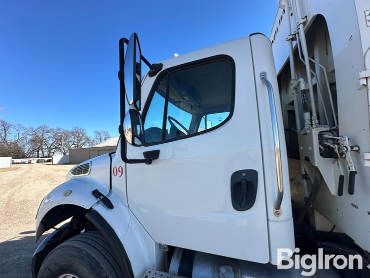 2015-freightliner-m2-106-image-10