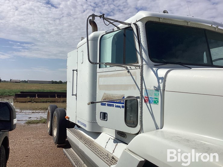 2000-freightliner-fld120-image-9