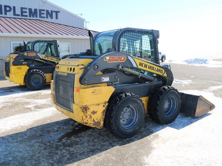 2015-new-holland-l220-image-2