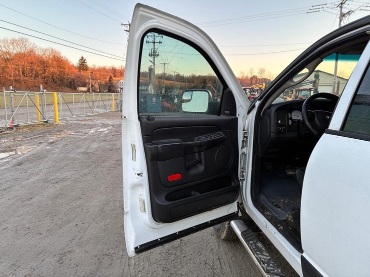 2005-dodge-2500-image-23