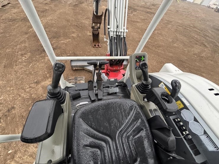 2021-takeuchi-tb240-image-27