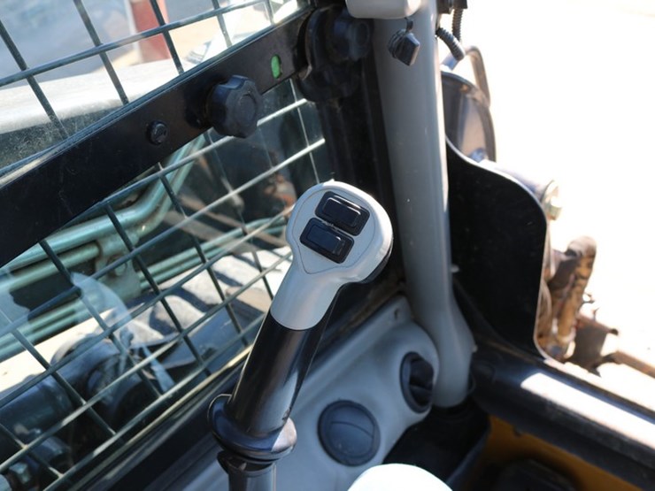 2017-new-holland-l220-image-10