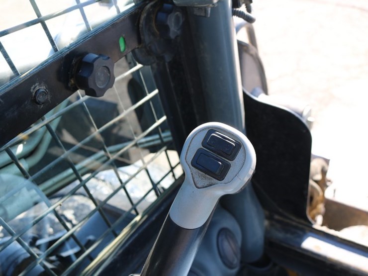 new-holland-l220-image-9