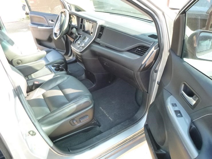 2017-toyota-sienna-image-18