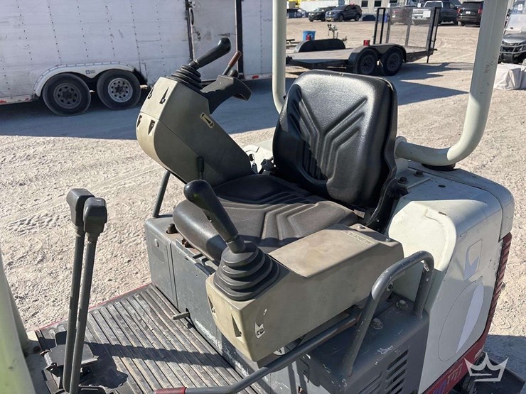 2011-takeuchi-tb016-mini-excavator-image-12