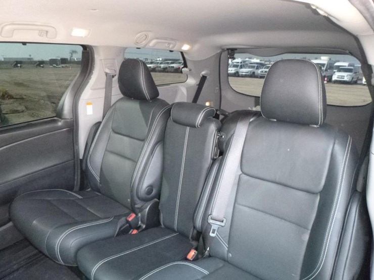 2017-toyota-sienna-image-8