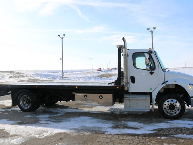2015-freightliner-m2-106-image-5
