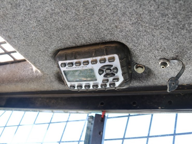 2015-new-holland-l220-image-15