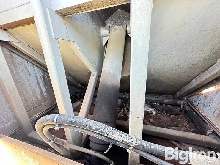 2015-freightliner-m2-106-image-13