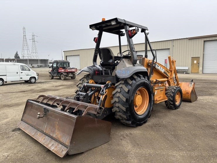 2011-case-570m-xt-image-3