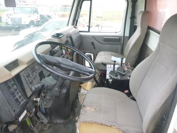 2002-international-2674-image-7