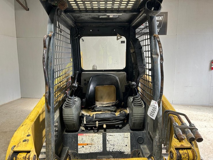 komatsu-ck30-skid-steer-loader-image-18