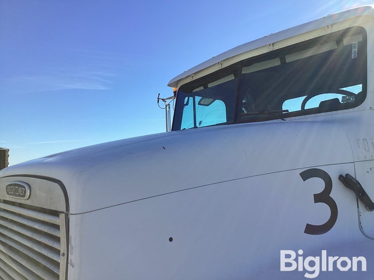 2002-freightliner-fld112-image-11