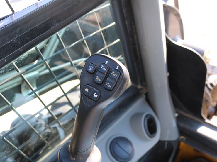 new-holland-l318-image-11