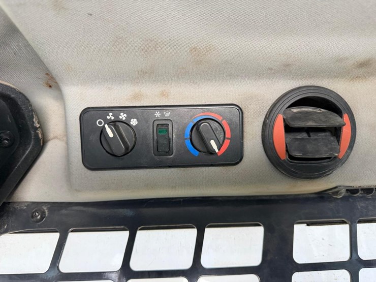 2020-bobcat-t64-image-24