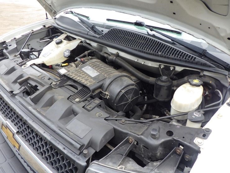 2017-chevrolet-express-2500-image-10