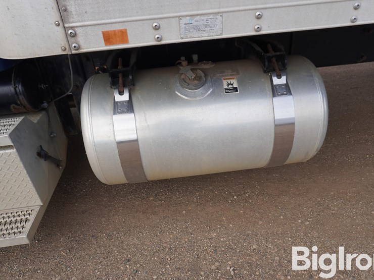 2008-peterbilt-335-image-9