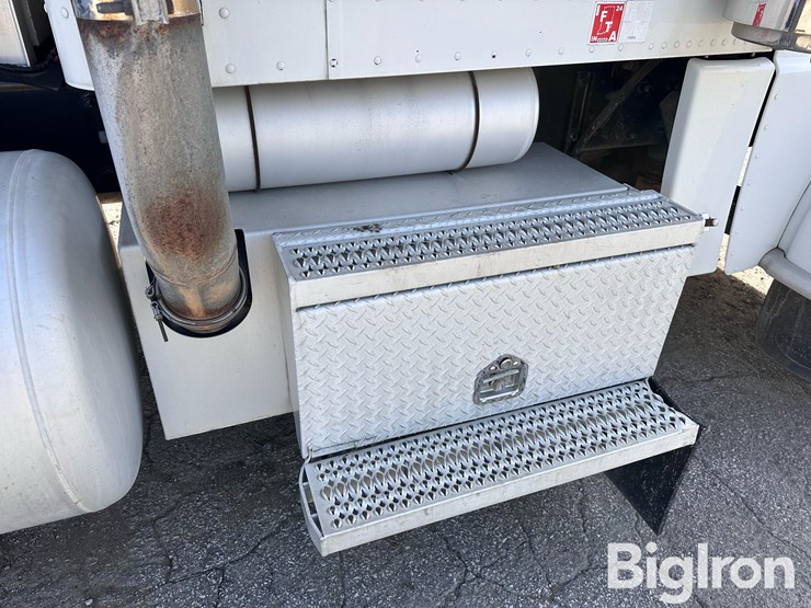 2009-peterbilt-389-image-14