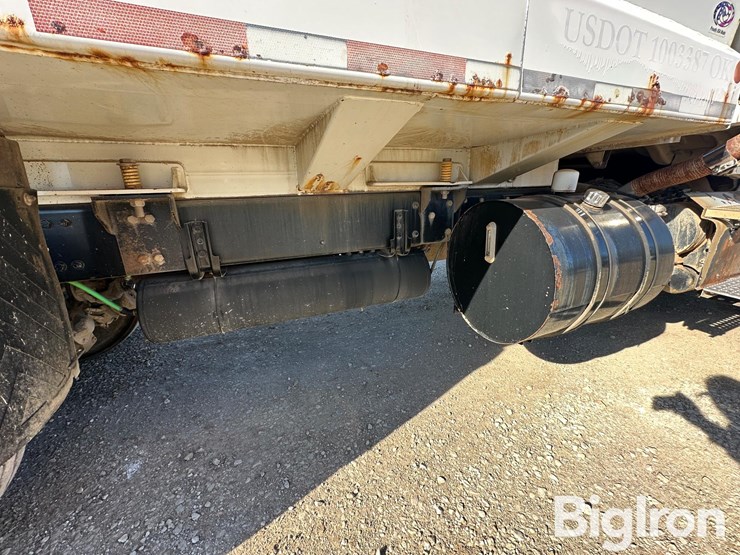 2015-freightliner-m2-106-image-16