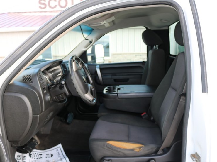 2013-chevrolet-3500-image-9