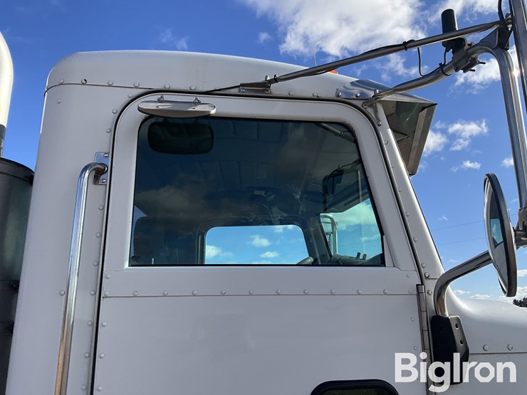 2005-peterbilt-385-image-11