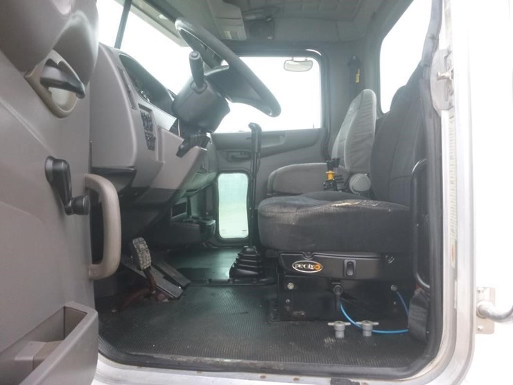 2011-peterbilt-337-image-14