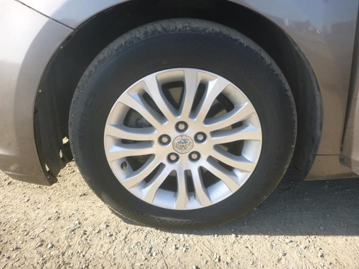 2015-toyota-sienna-image-13