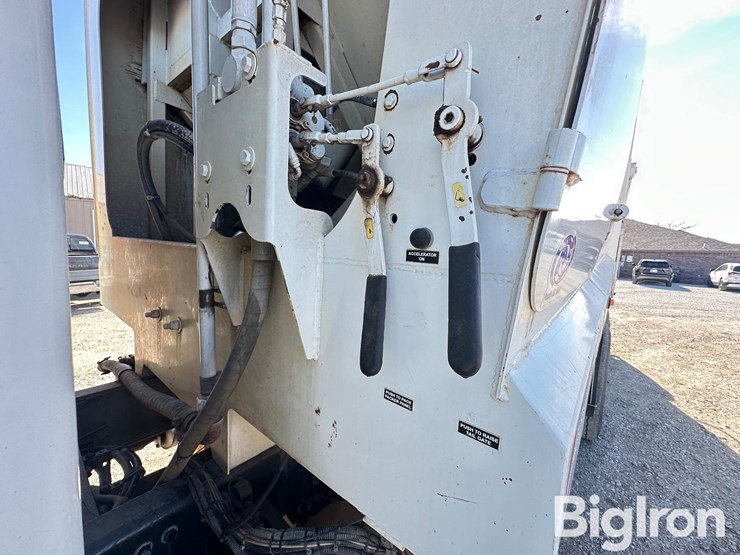 2015-freightliner-m2-106-image-12