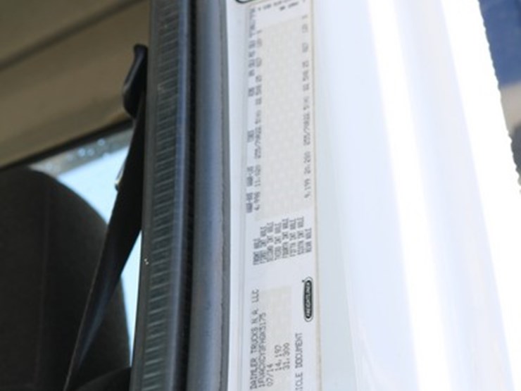 2015-freightliner-m2-106-image-11