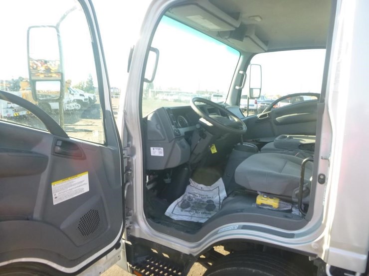 2018-isuzu-nqr-image-13