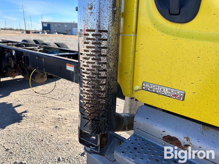 2011-freightliner-m2-106-image-10