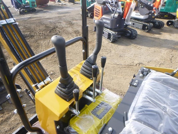 agt-h12r-hydraulic-excavator-image-21