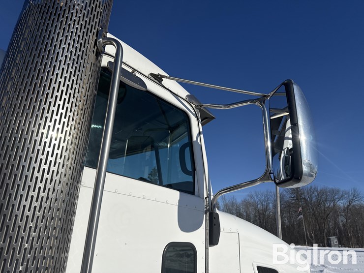 2010-peterbilt-384-image-16