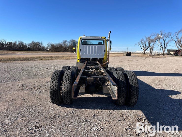 2011-freightliner-m2-106-image-6