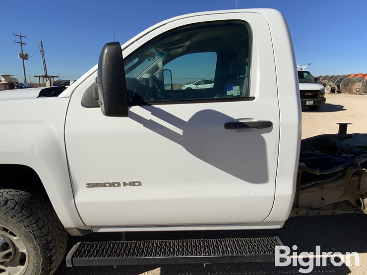 2016-chevrolet-3500-image-9