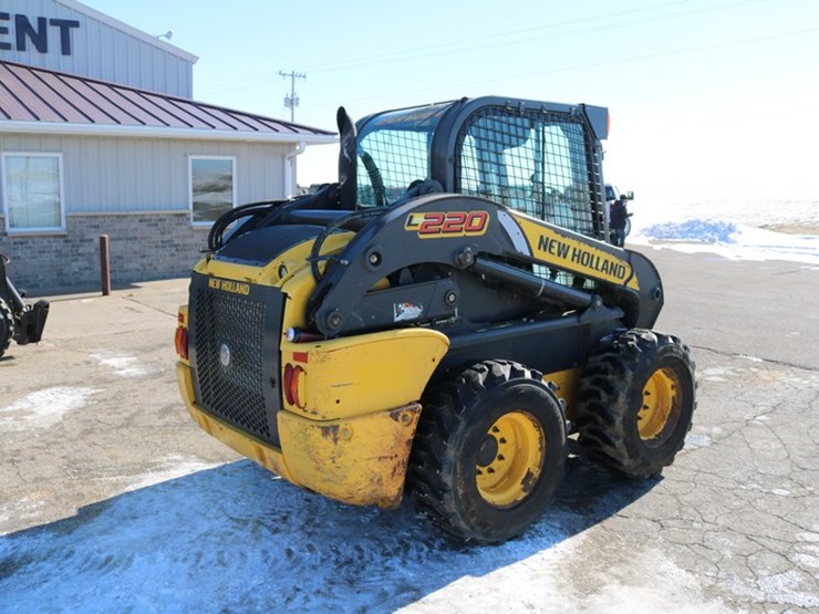 new-holland-l220-image-2