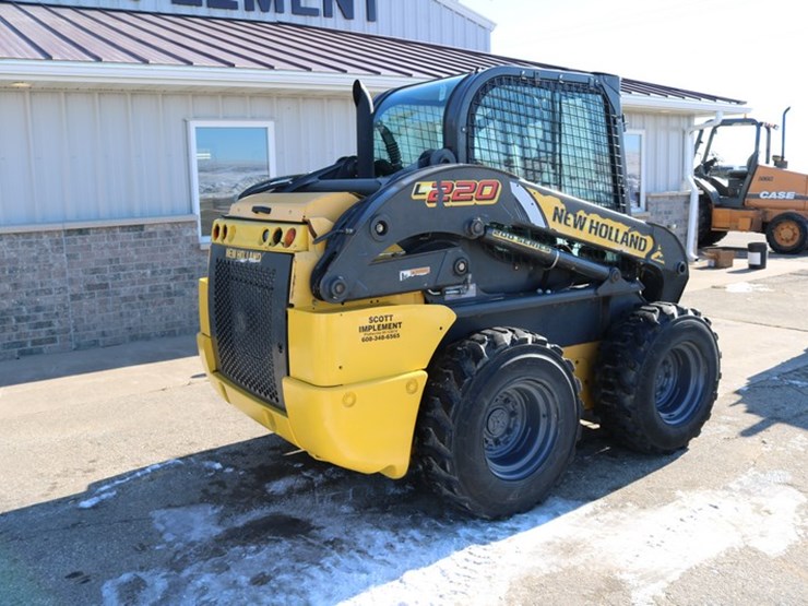 2017-new-holland-l220-image-2