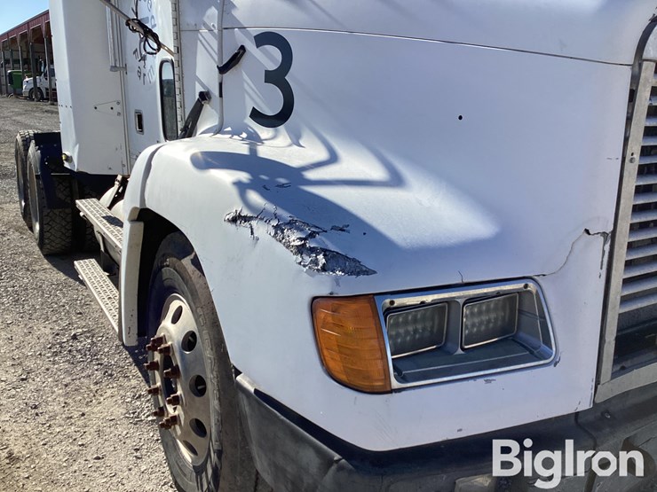 2002-freightliner-fld112-image-16