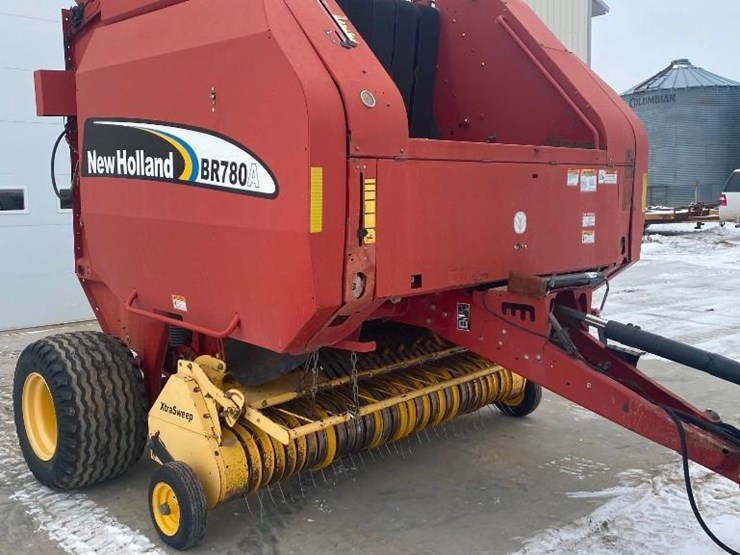 2007-new-holland-br780a-image-2