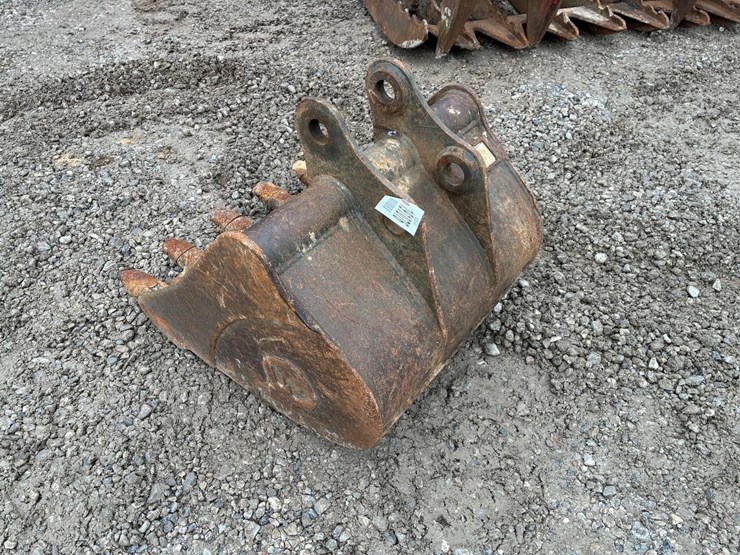 wacker-neuson-24”-backhoe-bucket-image-2