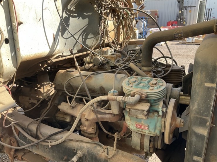 1975-ford-700-image-15