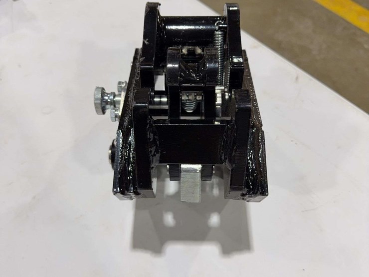 sdlanch-mini-excavator-quick-attach-image-2