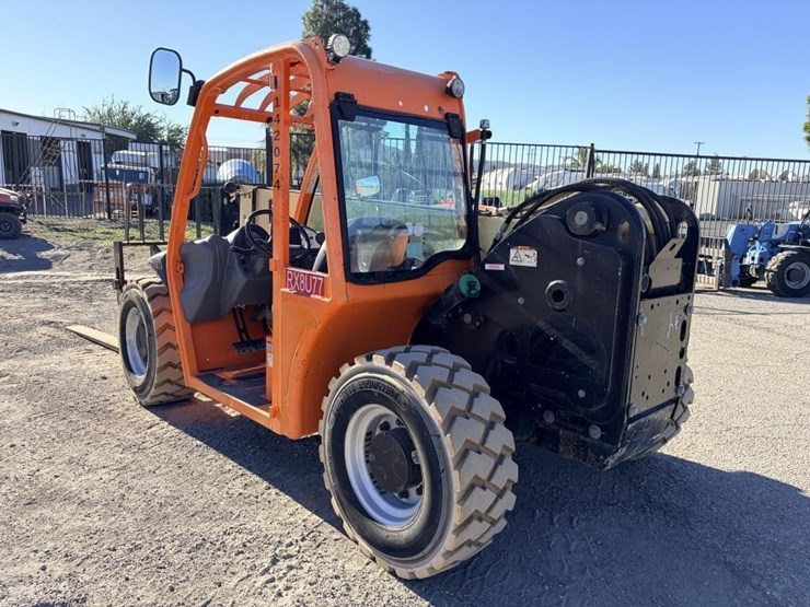 2015-jlg-g5-18a-image-4