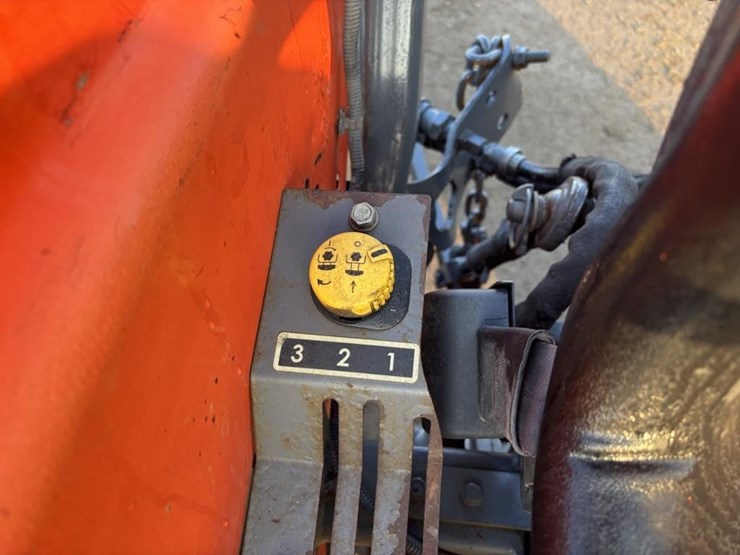 2017-kubota-l4701d-image-27