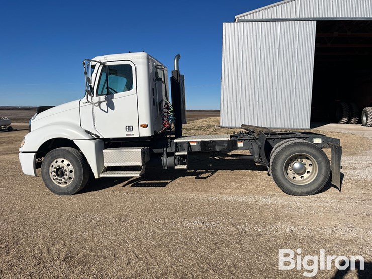 2004-freightliner-columbia-120-image-8