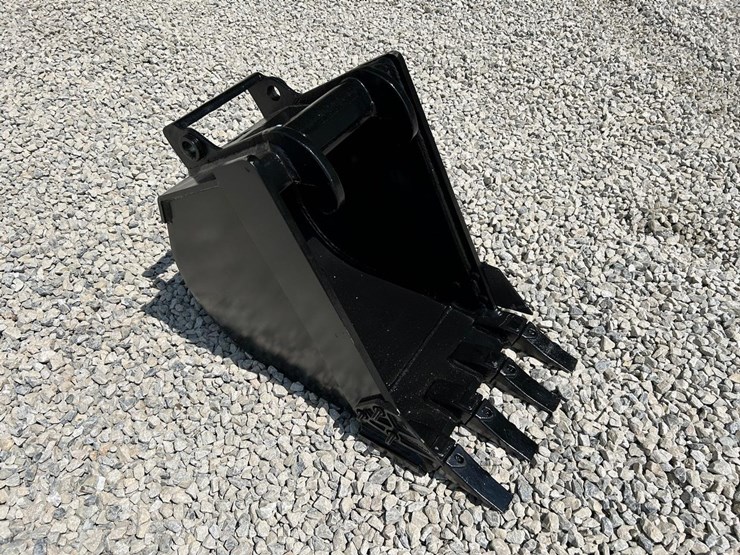 18"-x-change-bucket-for-a-bobcat-excavator-image-3