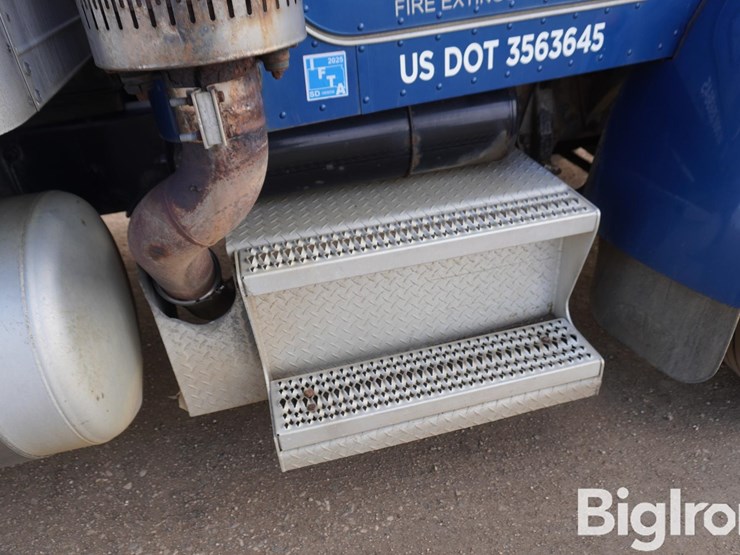 2008-peterbilt-335-image-12