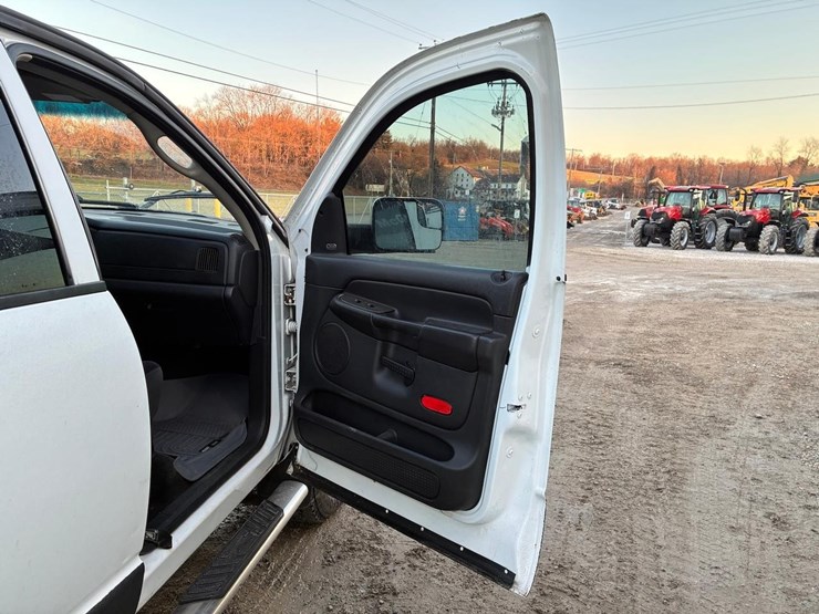 2005-dodge-2500-image-19