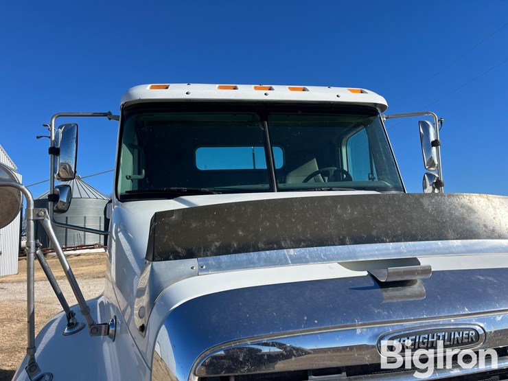2004-freightliner-columbia-120-image-9
