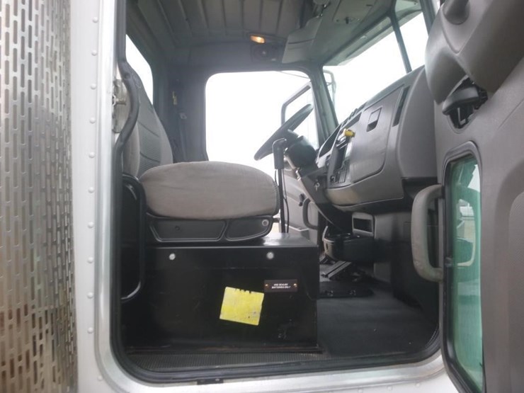 2011-peterbilt-337-image-15